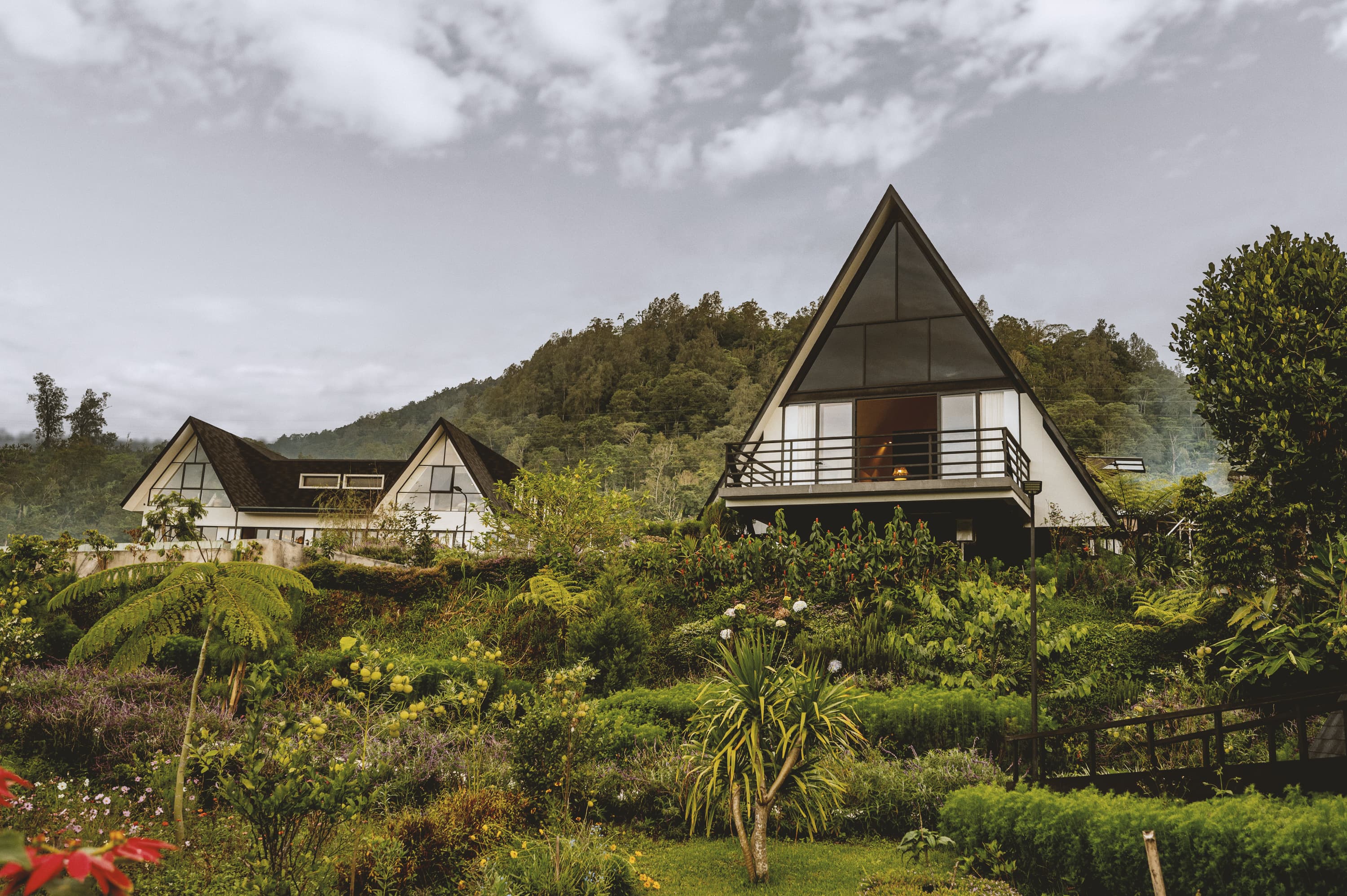 Highland villa overlooking Lake Buyan